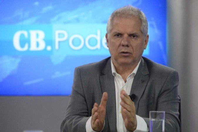 Após operação, presidente do INSS é afastado do cargo