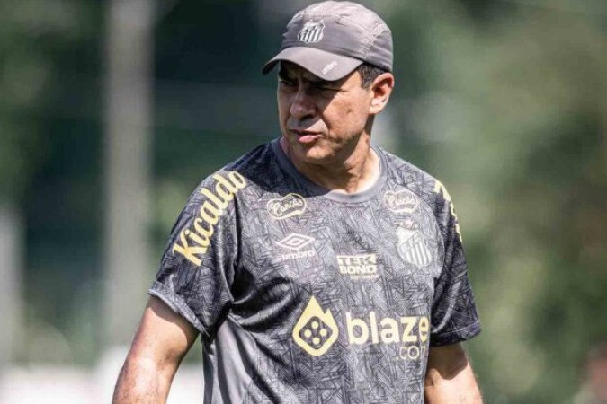 Carille interessa ao Corinthians, mas deve permanecer no Santos -  (crédito: Foto: Raul Baretta/ Santos FC.)