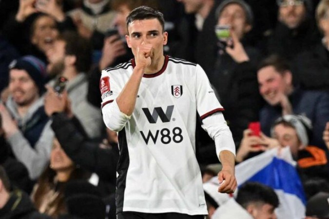  Fulham's Portuguese midfielder Joao Palhinha celebrates after scoring the opening goal of the English FA Cup fifth round football match between Fulham and Leeds United at Craven Cottage in Fulham, west London on February 28, 2023. (Photo by Glyn KIRK / AFP) / RESTRICTED TO EDITORIAL USE. No use with unauthorized audio, video, data, fixture lists, club/league logos or 'live' services. Online in-match use limited to 120 images. An additional 40 images may be used in extra time. No video emulation. Social media in-match use limited to 120 images. An additional 40 images may be used in extra time. No use in betting publications, games or single club/league/player publications. /  (Photo by GLYN KIRK/AFP via Getty Images)
     -  (crédito:  AFP via Getty Images)