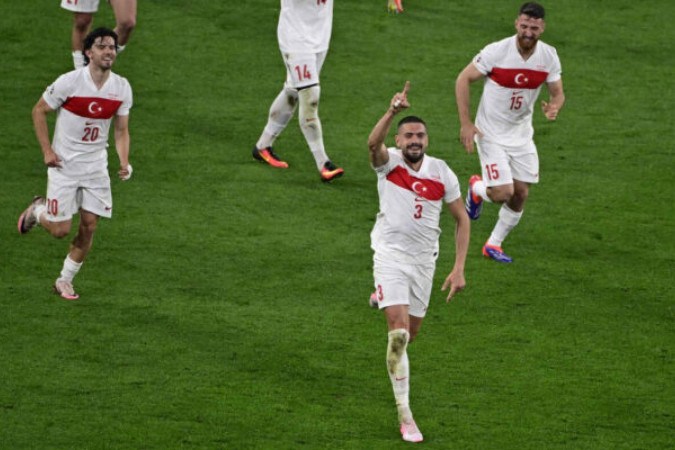  Turkey's defender #03 Merih Demiral celebrates with teammates after scoring his team's second goal during the UEFA Euro 2024 round of 16 football match between Austria and Turkey at the Leipzig Stadium in Leipzig on July 2, 2024. (Photo by JOHN MACDOUGALL / AFP)
     -  (crédito:  AFP via Getty Images)