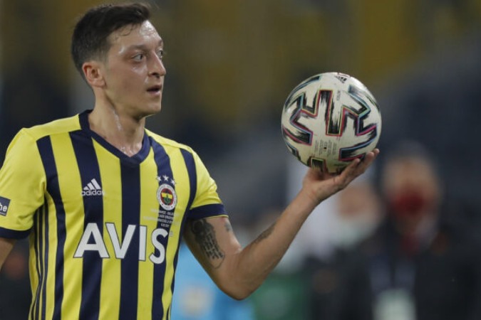  Fenerbahce's German midfielder Mesut Ozil reacts during the Turkish Super League (Super Lig) football match between Fenerbahce S.K. and Galatasaray S.K. at The Sukru Saracoglu Stadium in Istanbul on February 6, 2021. (Photo by Kenan Asyali / POOL / AFP) (Photo by KENAN ASYALI/POOL/AFP via Getty Images)
       -  (crédito:  POOL/AFP via Getty Images)