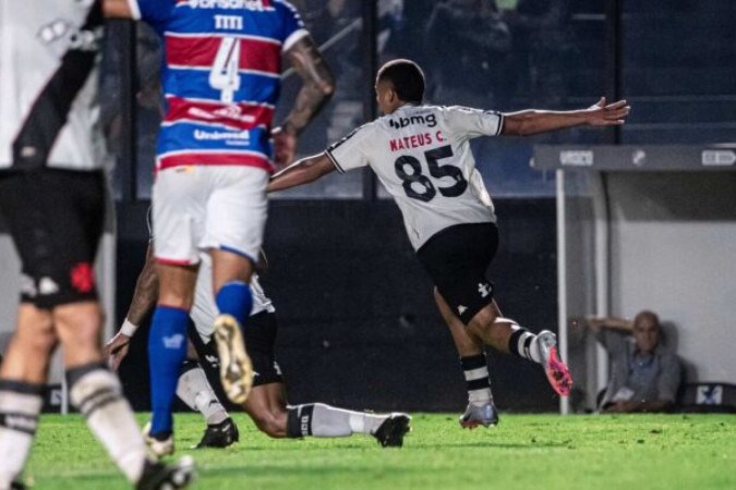 Mateus Carvalho corre em disparada para comemorar o seu gol, que abriu o caminho para o triunfo -  (crédito: Foto: Leandro Amorim/Vasco)