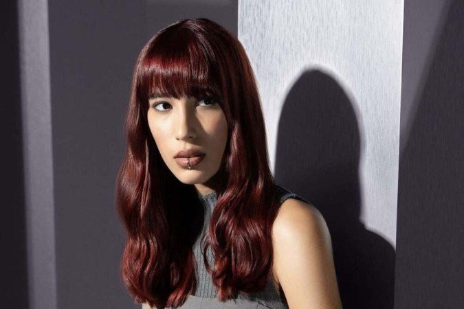 Criado por Kézia Simões, o Magnetic Red, é um tom mais sensual e ousado com reflexos que mesclam entre o cherry e o vermelho escuro