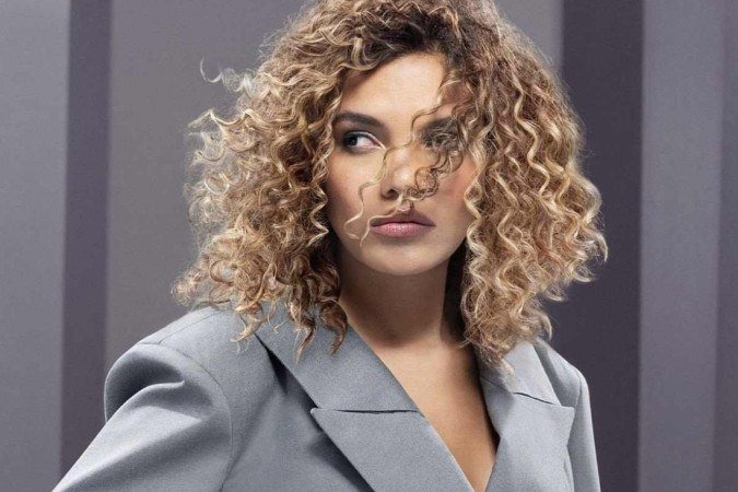 1 - Luminous Âmbar, criado por Everton Muller. É um castanho em vertente mais iluminada e metalizada com nuances em caramelo  que cria uma ilusão de degradê, inspirado em reflexos naturais de um dia de outono 