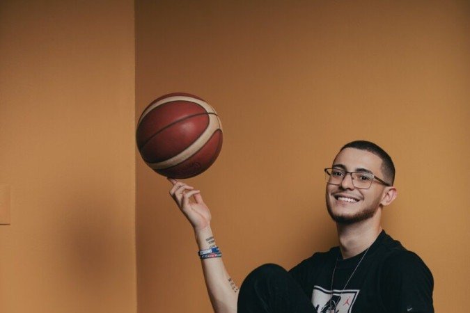 João cresceu envolvido pelos esportes. O jovem está a mais de um ano se organizando para poder assistir às Olimpíadas em Paris