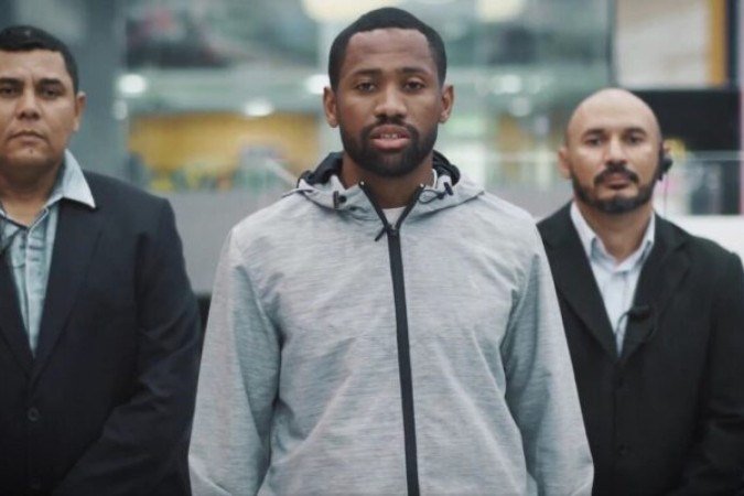 Tinga, capitão do Fortaleza, participa de simulação de situação comum de discriminação racial -  (crédito: Foto: Reprodução/Twitter @FortalezaEC)