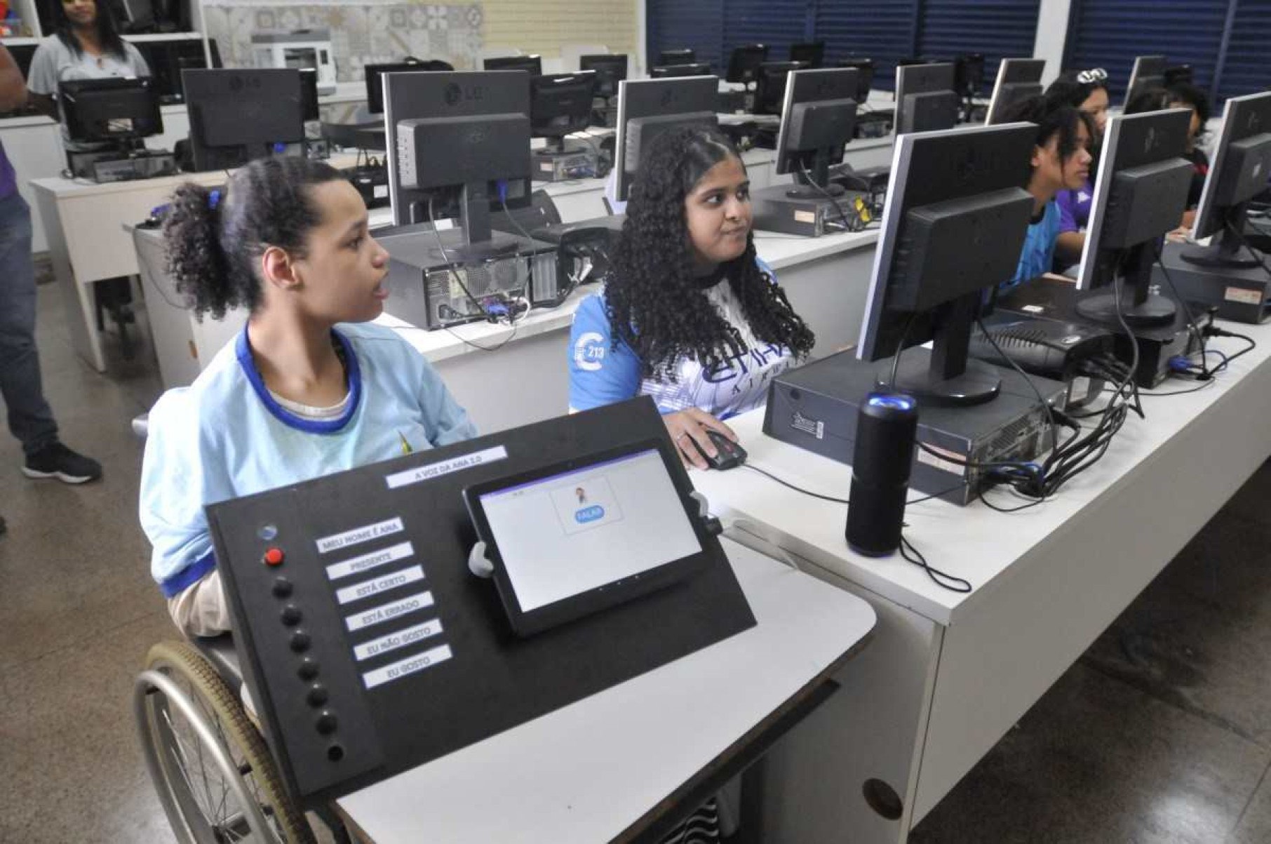 Alunas do CEF 213 de Santa Maria criam caixa robótica para ajudar colega Ana Vitória, que tem paralisia cerebral, a se comunicar