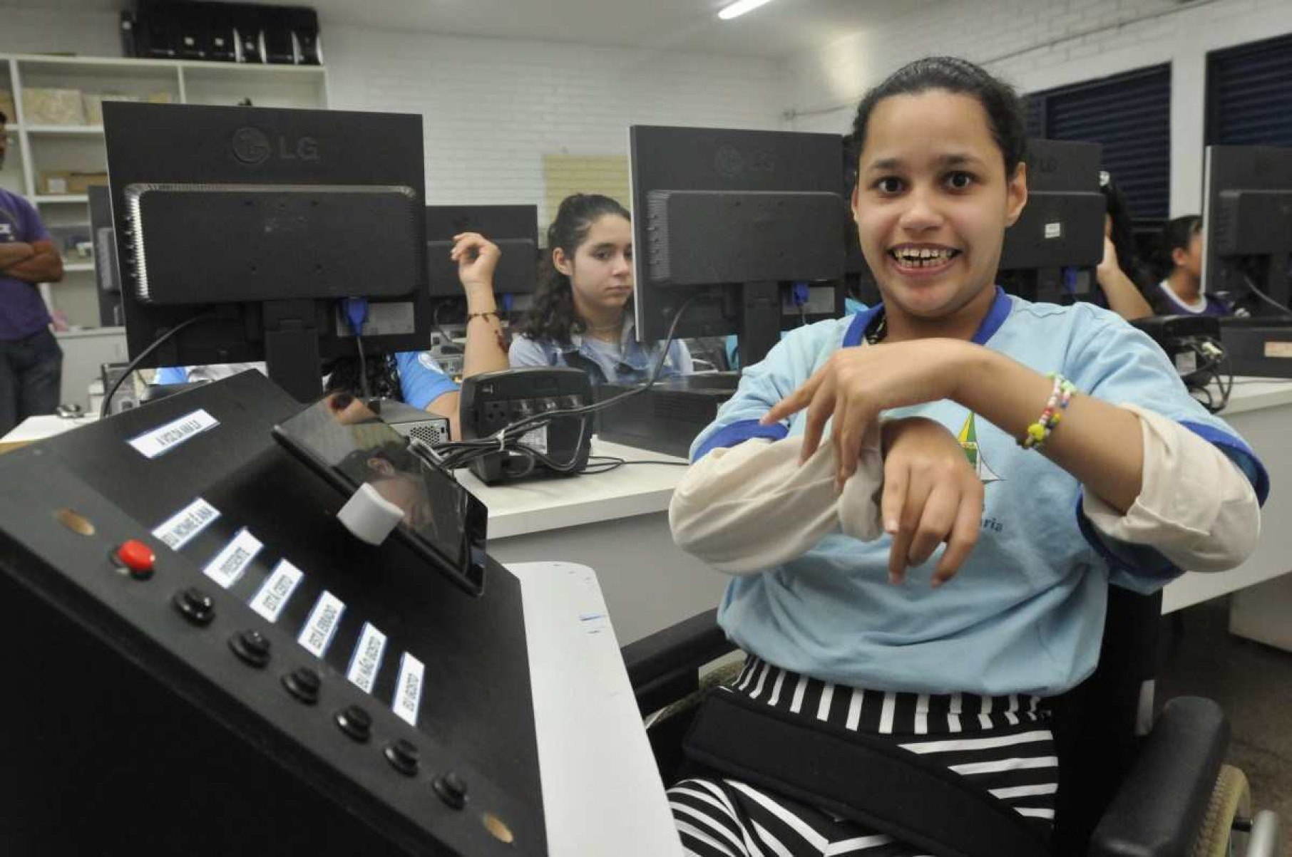 Alunas do CEF 213 de Santa Maria criam caixa robótica para ajudar colega Ana Vitória, que tem paralisia cerebral, a se comunicar