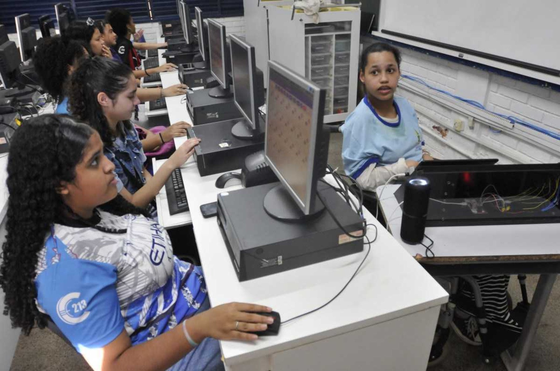 Alunas do CEF 213 de Santa Maria criam caixa robótica para ajudar colega Ana Vitória, que tem paralisia cerebral, a se comunicar