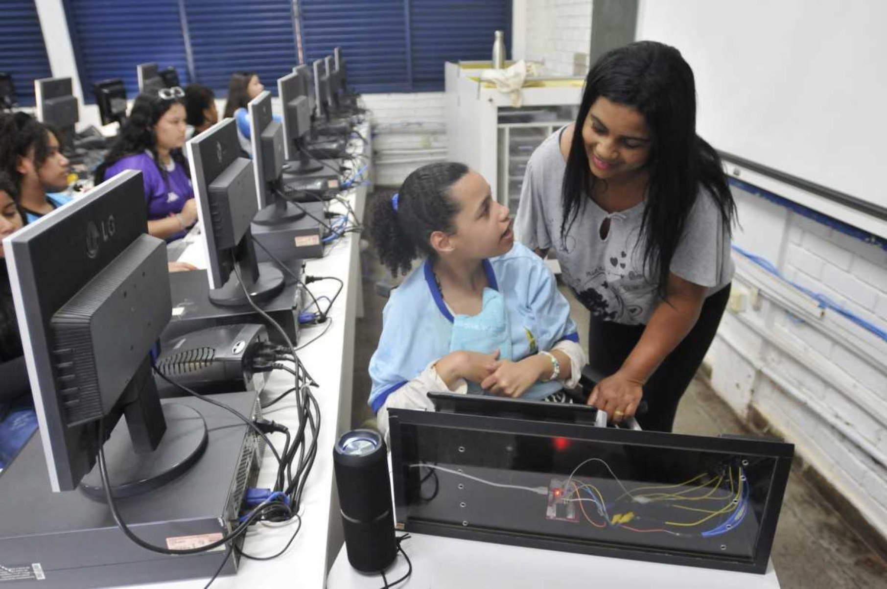 Rejane Soares, na foto com a filha Ana Vitória, que tem parfalisia cerebral. Alunas de robótica do CEF 213 de Santa Maria criaram uma caixa robótica para ajudá-la a se comunicar