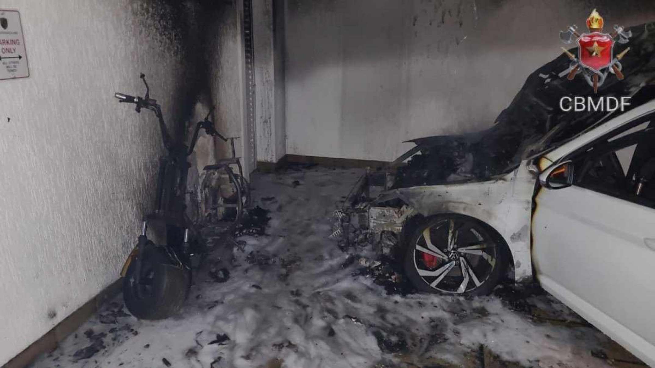 Carro e moto elétrica pegam fogo dentro da garagem, no Lago Norte