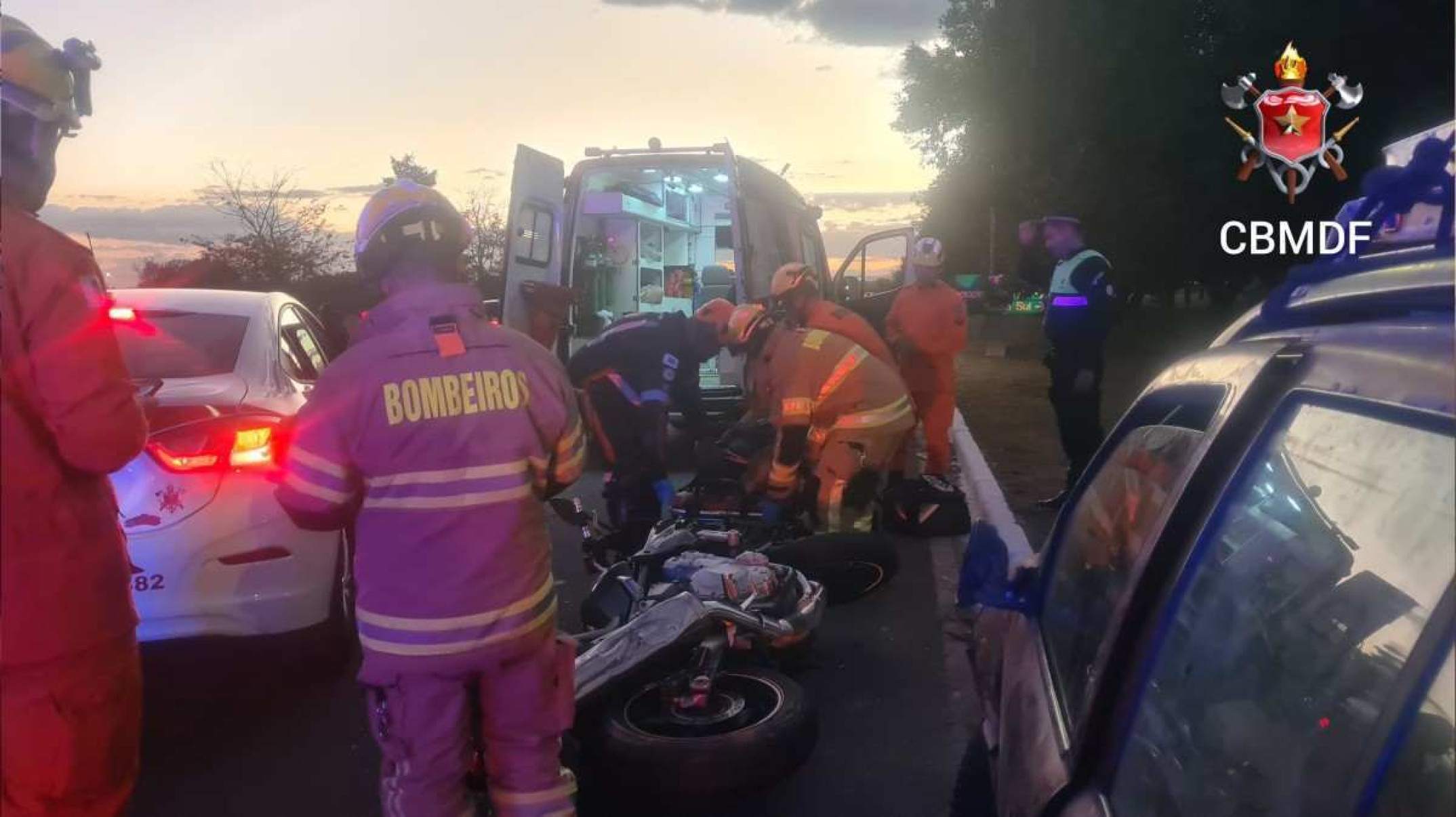 Acidente entre carro e moto no Eixo Monumental deixa piloto machucado
