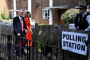Keir Starmer, líder do Partido Trabalhista, chega acompanhado da mulher, Victoria, a um centro de votação, em em Londres -  (crédito: Paul Ellis/AFP)