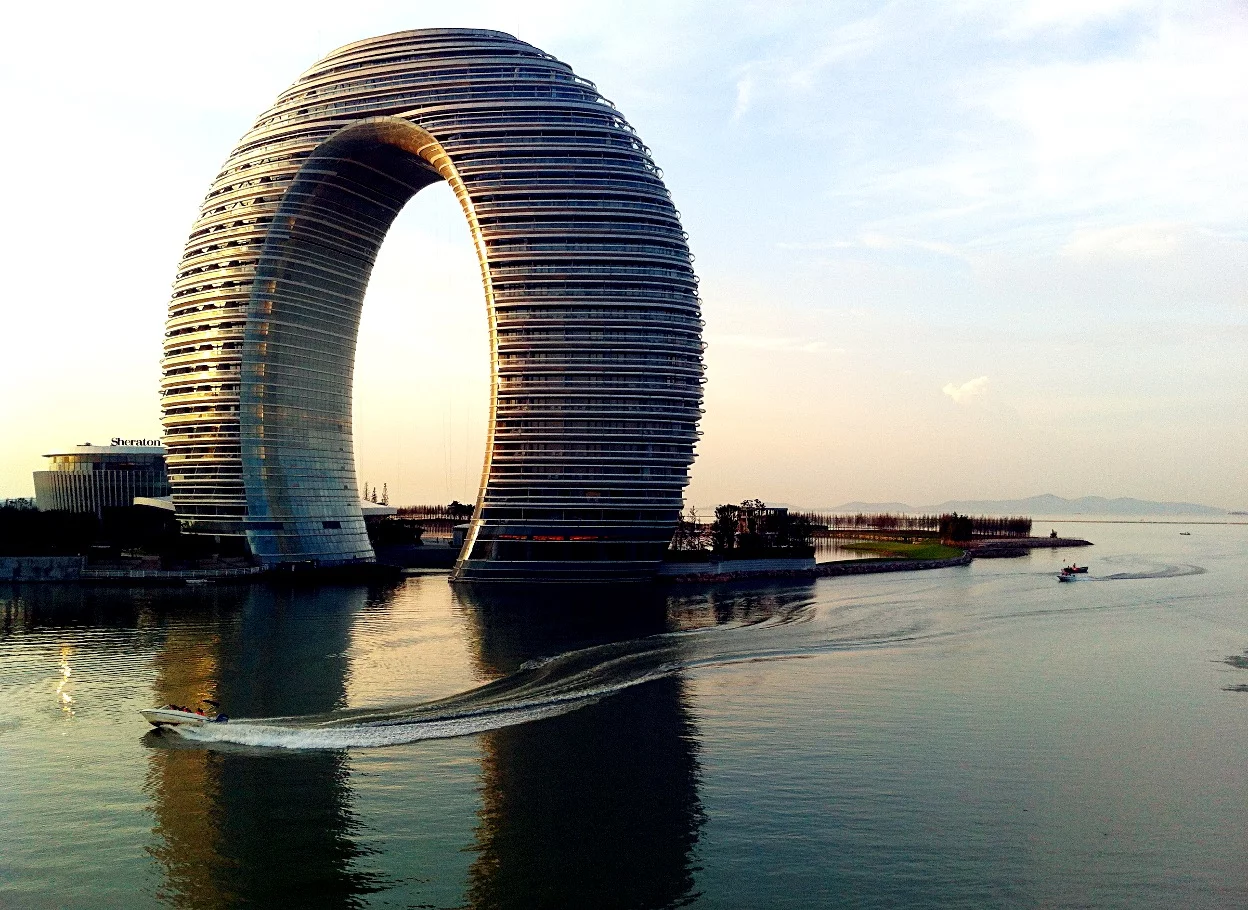 Há 10 anos, uma construção insólita era inaugurada na China. O Sheraton Huzhou Hot Spring Resort  chama atenção pelo formato de ferradura. É um hotel luxuoso, com 321 quartos, erguido sobre o Lago Tai.  -  (crédito: Hiroshi I - wikimedia commons )