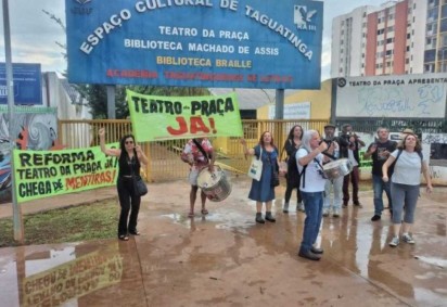 Em março deste ano artistas se reuniram em frente ao teatro para cobrar a reforma  -  (crédito: Alessandro de Oliveira )