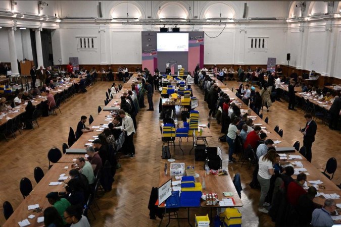 Contagem de votos em Londres, em 4 de julho de 2024, após fechamento das urnas nas eleições gerais britânicas -  (crédito: Paul ELLIS / AFP)