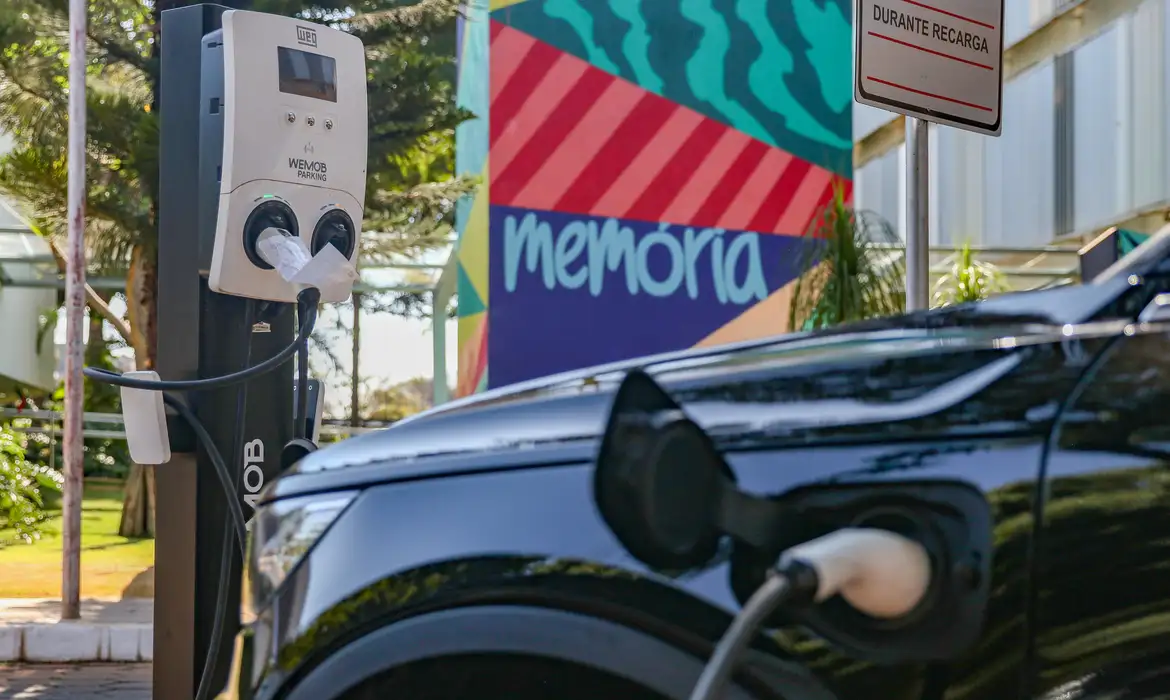 ImportaÃ§Ã£o de veÃ­culos elÃ©tricos provoca queda na balanÃ§a comercial -  (crédito: EBC)