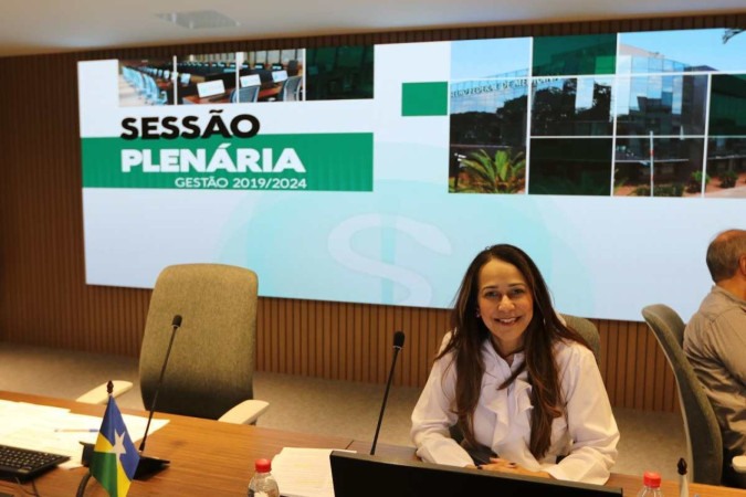 Rosylane Rocha, vice-presidente do CFM, afirmar que a Lei do Mais Médicos não dificulta a criação de novas graduações e sim estabalece critério importantes 