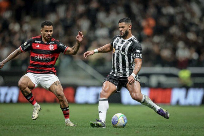 Hulk em ação no jogo contra o Flamengo; atacante fez dois gols no jogo -  (crédito: Foto: Pedro Souza / Atlético)