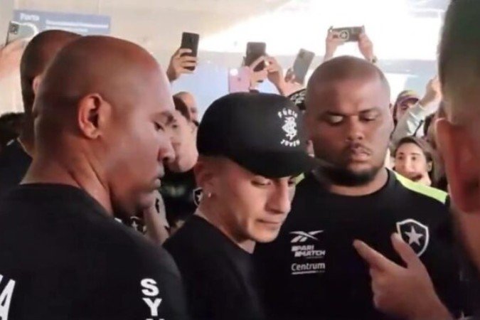 Almada já está na área. Em breve, o Botafogo o anunciará como o terceiro reforço desta janela - (crédito: Foto: Reprodução de vídeo) Almada já está na área. Em breve, o Botafogo o anunciará como o terceiro reforço desta janela - (crédito: Foto: Reprodução de vídeo)