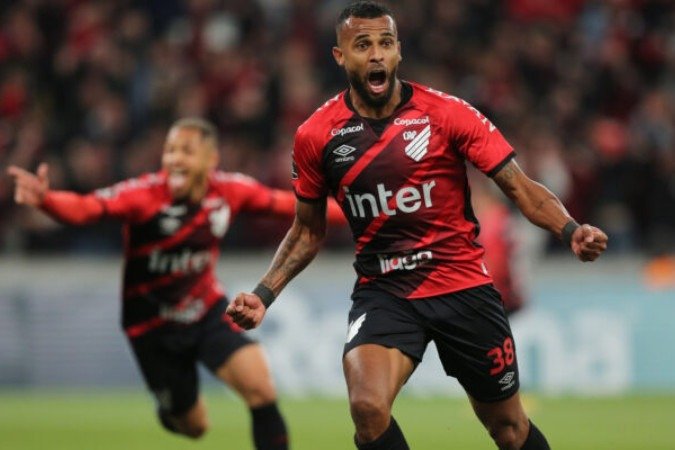  CURITIBA, BRAZIL - AUGUST 30: Alex Santana of Athletico Paranaense celebrates after scoring the opening goal during a Copa CONMEBOL Libertadores 2022 first-leg semifinal match between Athletico Paranaense and Palmeiras at Arena da Baixada on August 30, 2022 in Curitiba, Brazil. (Photo by Heuler Andrey/Getty Images)
      Caption  -  (crédito:  Getty Images)