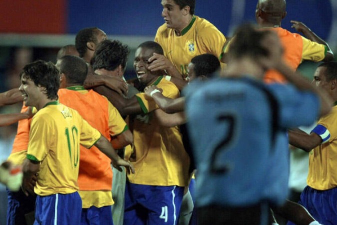  Maracaibo, VENEZUELA: Brazil's players celebrate after defeating Uruguay in their Copa America Venezuela 2007 semifinal match 10 July, 2007 in Maracaibo, Venezuela. Brazil won 5-4 in a penalty shootout after the teams finished their regular time 2-2.  AFP PHOTO/JUAN BARRETO (Photo credit should read JUAN BARRETO/AFP via Getty Images)
      Caption  -  (crédito:  AFP via Getty Images)