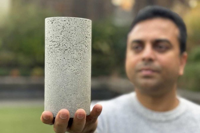 Chamila Gunasekara, coautor da pesquisa da Escola de Engenharia da RMIT, segura o projeto de concreto verde feito de baixo carbono -  (crédito: Michael Quin, Universidade RMIT.)