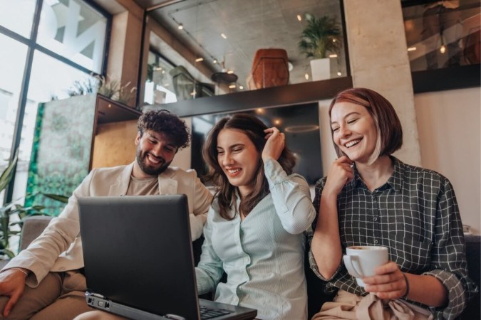 Ambiente de trabalho amistoso eleva o desempenho dos profissionais (Imagem: Gorgev | Shutterstock)  -  (crédito: EdiCase)