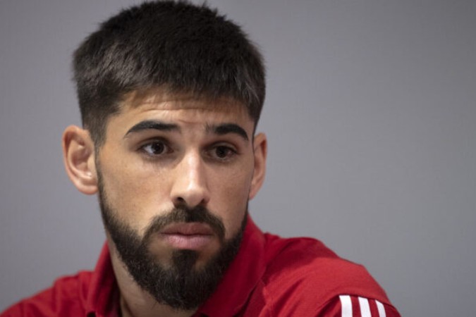  Granada's newly signed Uruguayan defender Bruno Mendez gestures during his official presentation at the Los Carmenes stadium in Granada on January 10, 2024. (Photo by JORGE GUERRERO / AFP)
     -  (crédito:  AFP via Getty Images)