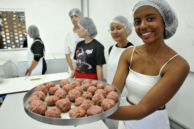 Laura Pereira que faz curso técnico de gastronomia afirma que que aprendeu muito com o chef Rosario e que experiencia será boa para o currículo 