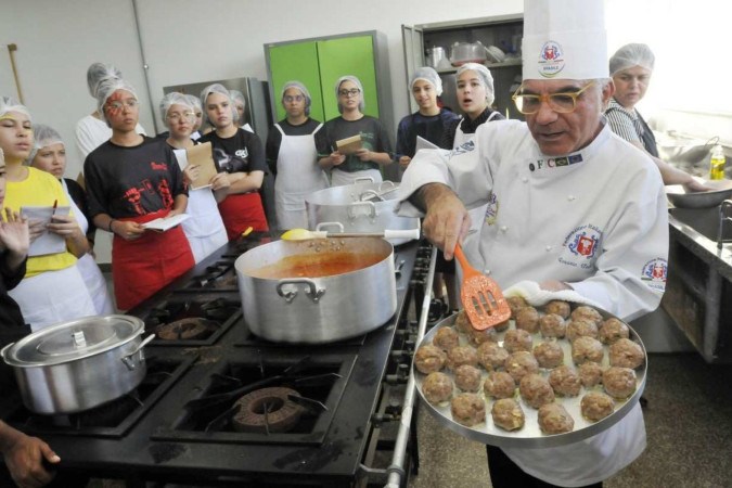 Chef Rosário ensinando receita de macarrão com almôndegas para os alunos do CEM 01 do Guará