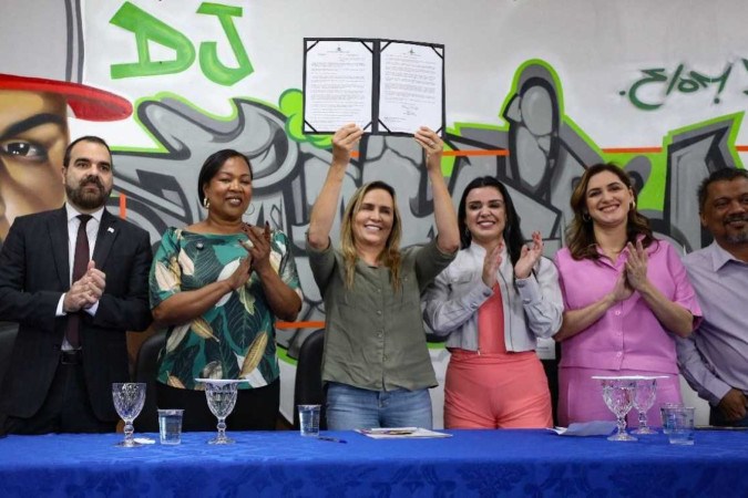 Celina Leão (C) abre o comitê em defesa da mulher em Ceilândia e prevê espaços semelhantes em outras cidades -  (crédito: Renato Alves/ Agência Brasília )