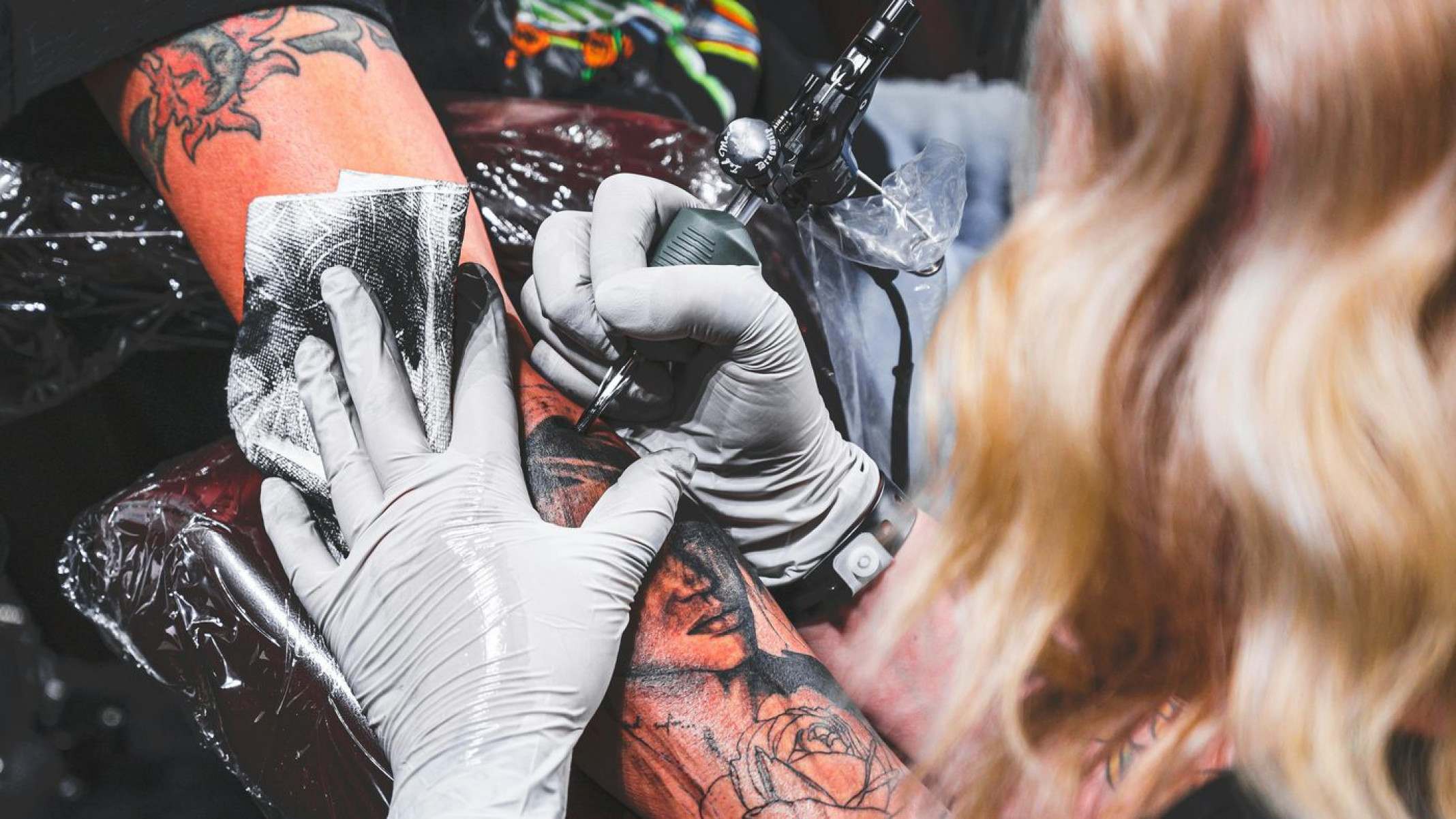 Bactérias infecciosas são detectadas em tintas para tatuagem