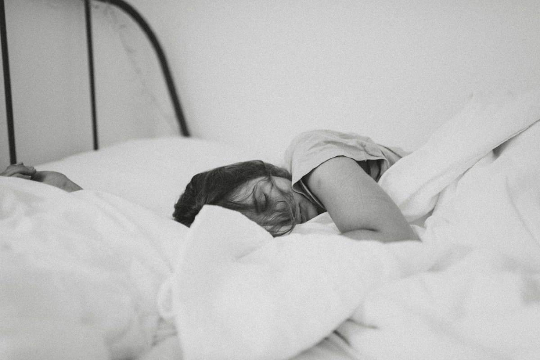 Posição ao dormir interfere na saúde do cérebro; saiba qual a melhor