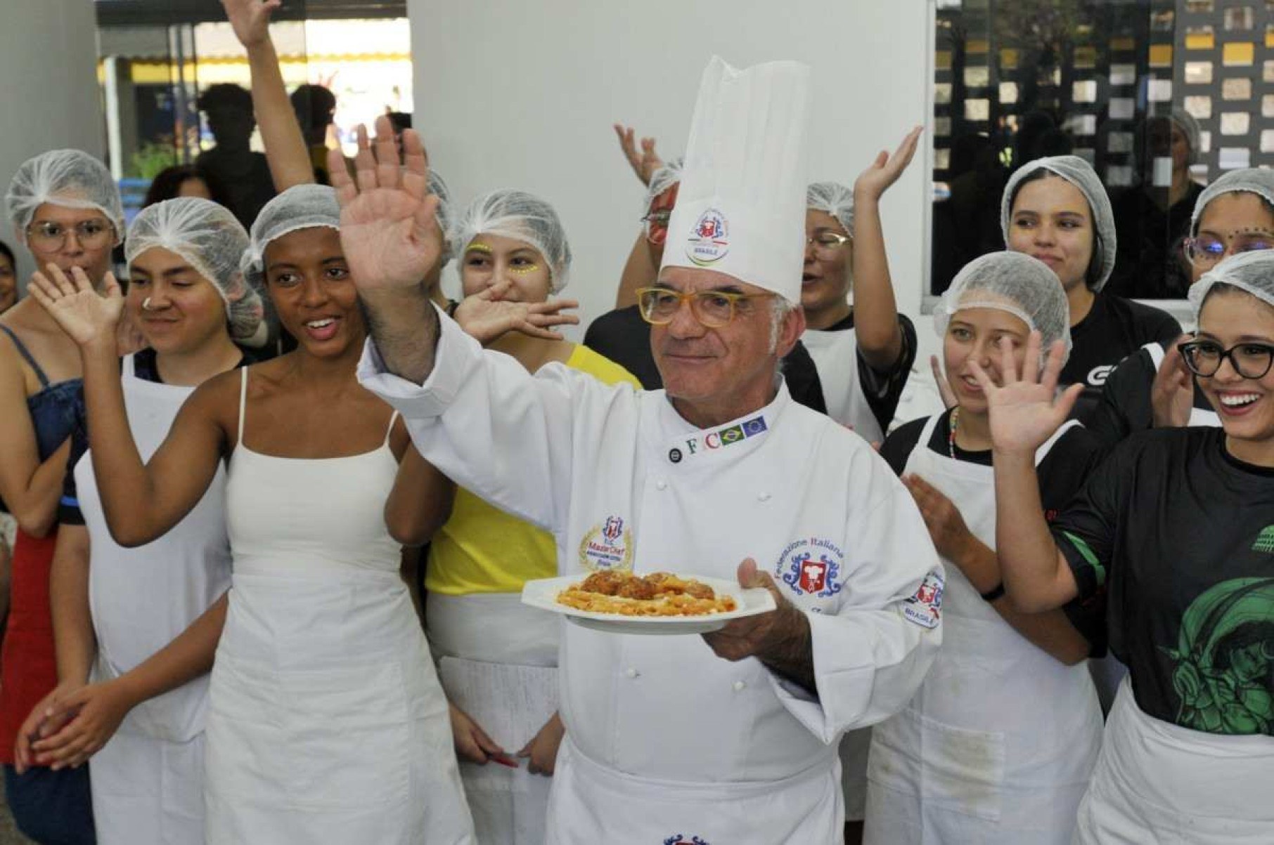 Chef Rosario Tessier prepara prato italiano com estudantes do Guará