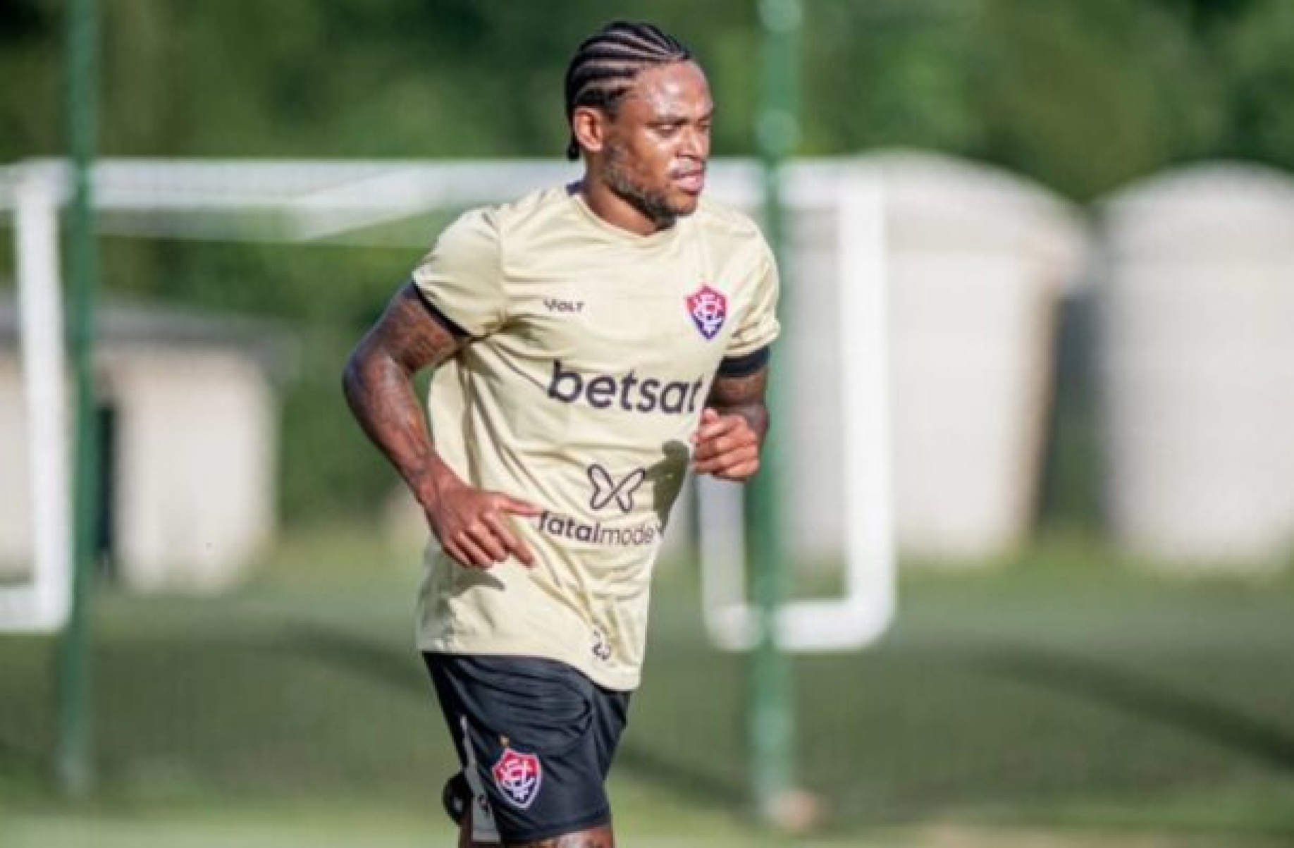 América-MG negocia a contratação do atacante Luiz Adriano