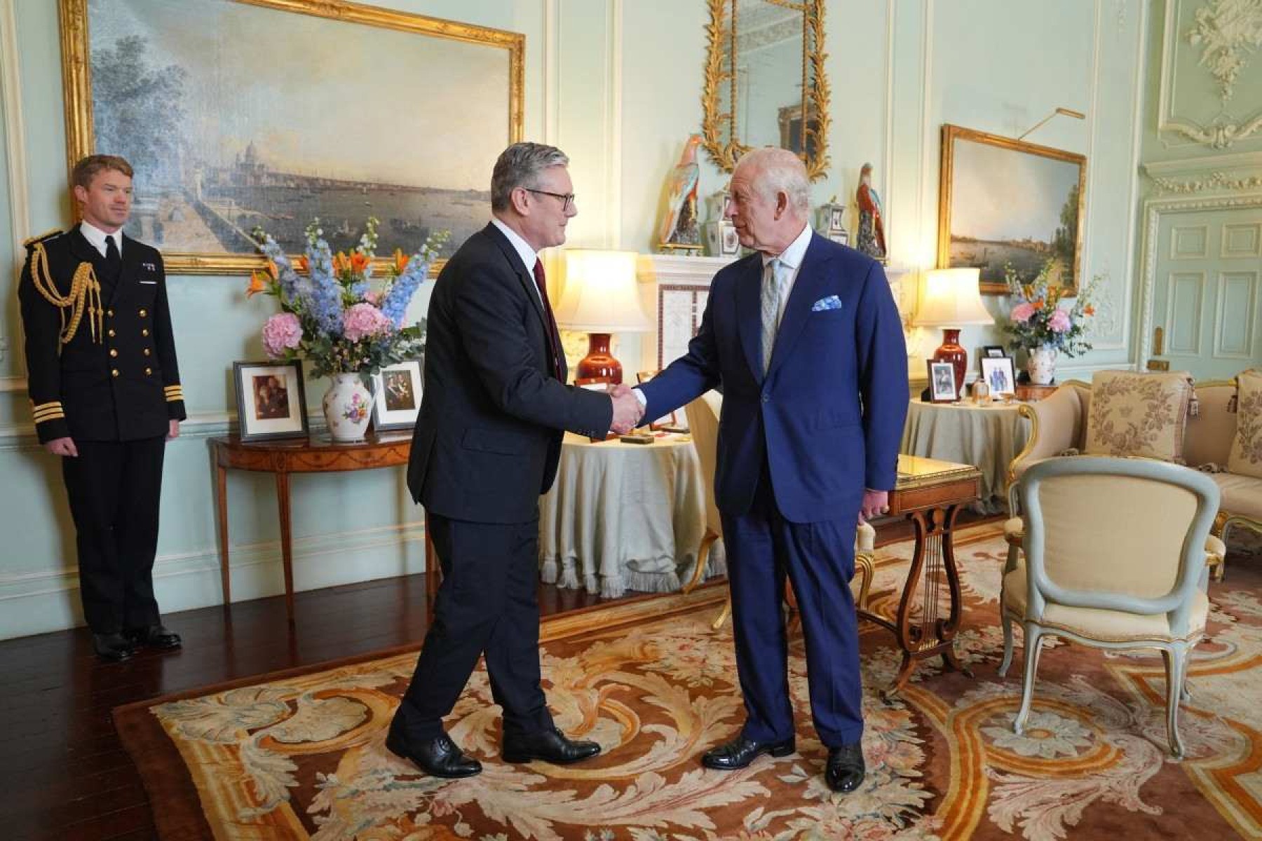 O rei Charles III saúda o novo premiê, durante a tradicional audiência no Palácio de Buckingham 