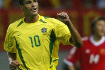 Rivaldo com a camisa 10 do Brasil -  (crédito: Antonio Scorza /AFP via Getty Images)