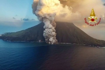 O Corpo de Bombeiros italiano divulgou imagem que mostra uma mistura de gás quente com matéria vulcânica, cinzas e fragmentos de rocha -  (crédito: Divulgação/Vigili del fuoco)