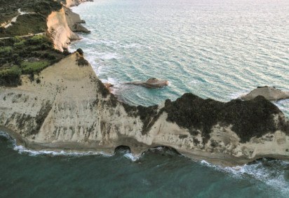Um dos cenários naturais mais espetaculares é o das falésias. Essas formações rochosas se assemelham a paredões íngremes que se estendem à beira do mar, formadas pela ação erosiva das ondas e das marés.  -  (crédito: freepik wirestock)