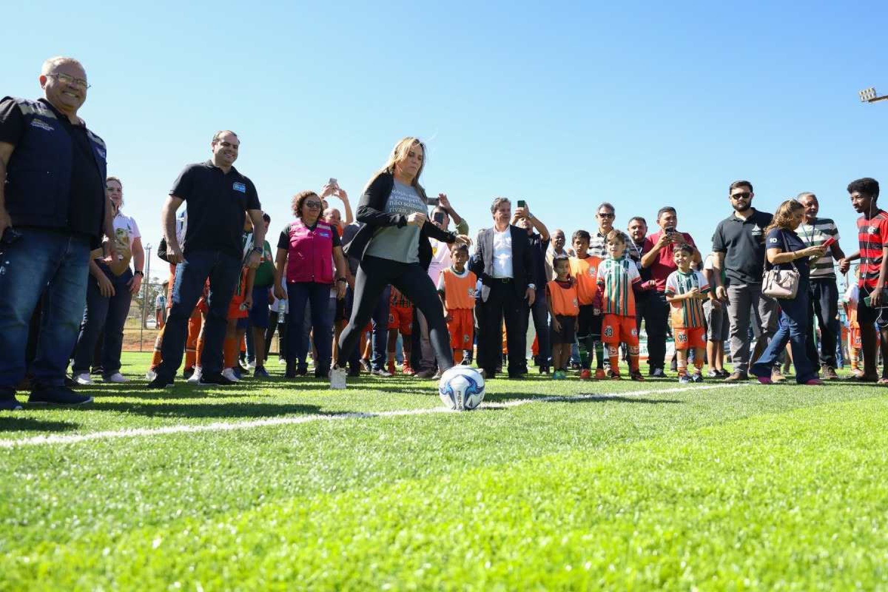 Vice-governadora inaugura campos sintéticos de futebol em Samambaia