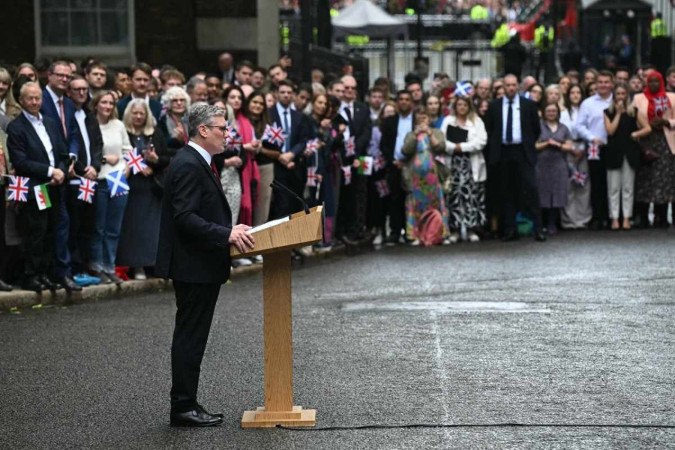 Keir Starmer, líder do Partido Trabalhista, discursa à nação, em frente à 10 Downing Street, em Londres  -  (crédito: Paul Ellis/AFP)