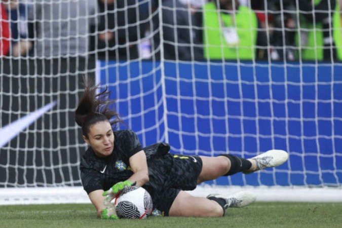 Lorena segura a bola. Agora, com novas luvas  -  (crédito: Foto: Lívia Villas Boas/CBF)