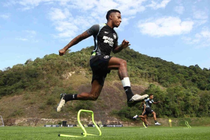  Tche tche. Treino do Botafogo, Esoaco Lonier. 05 de Junho de 2023, Rio de Janeiro, RJ, Brasil. Foto: Vitor Silva/Botafogo. .Imagem protegida pela Lei do Direito Autoral N.. 9.610, DE 19 DE FEVEREIRO DE 1998. Sendo proibido qualquer uso comercial, remunerado e manipulacao/alteracao da obra..
     -  (crédito:  Vitor_Silva)