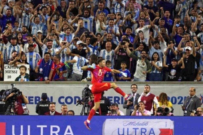 Emiliano Martínez pegou dois pênaltis na disputa com o Equador - (crédito: Foto: Charly Triballeau/AFP via Getty Images) Emiliano Martínez pegou dois pênaltis na disputa com o Equador - (crédito: Foto: Charly Triballeau/AFP via Getty Images)