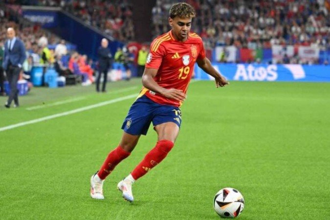  Spain's forward #19 Lamine Yamal runs with the ball during the UEFA Euro 2024 Group B football match between Spain and Italy at the Arena AufSchalke in Gelsenkirchen on June 20, 2024. (Photo by Alberto PIZZOLI / AFP) (Photo by ALBERTO PIZZOLI/AFP via Getty Images)
     -  (crédito:  AFP via Getty Images)