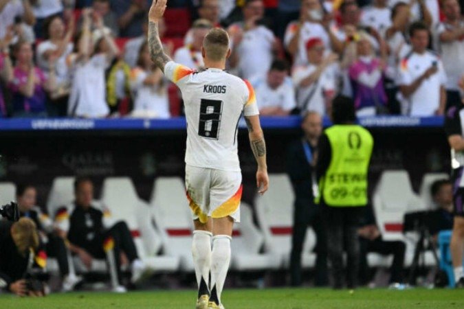 Toni Kroos acena para a torcida. Mesmo com a Alemanha eliminada pela Espanha, é ovacionado neste seu último jogo como profissional - (crédito: Foto: Thomas Kienzle/AFP via Getty Images) Toni Kroos acena para a torcida. Mesmo com a Alemanha eliminada pela Espanha, é ovacionado neste seu último jogo como profissional - (crédito: Foto: Thomas Kienzle/AFP via Getty Images)