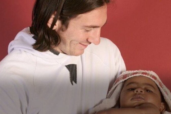 Mãe de Lamine Yamal ajuda a Messi a segurar o futuro promissor atacante do Barcelona e da seleção espanhola - (crédito: Foto: Divulgação) Mãe de Lamine Yamal ajuda a Messi a segurar o futuro promissor atacante do Barcelona e da seleção espanhola - (crédito: Foto: Divulgação)