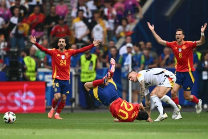 Spain's midfielder #20 Pedri (CL) collides with 's midfielder #08 Toni Kroos (CR) as Spain's defender #24 Marc Cucurella (L) and Spain's midfielder #08 Fabian Ruiz react during the UEFA Euro 2024 quarter-final football match between Spain and at the Stuttgart Arena in Stuttgart on July 5, 2024. (Photo by Fabrice COFFRINI / AFP)
- (crédito: AFP via Getty Images) Spain's midfielder #20 Pedri (CL) collides with 's midfielder #08 Toni Kroos (CR) as Spain's defender #24 Marc Cucurella (L) and Spain's midfielder #08 Fabian Ruiz react during the UEFA Euro 2024 quarter-final football match between Spain and at the Stuttgart Arena in Stuttgart on July 5, 2024. (Photo by Fabrice COFFRINI / AFP)
- (crédito: AFP via Getty Images)