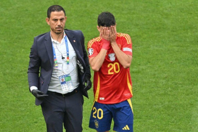  Spain's midfielder #20 Pedri leaves the pitch after being injured during the UEFA Euro 2024 quarter-final football match between Spain and  at the Stuttgart Arena in Stuttgart on July 5, 2024. (Photo by Miguel MEDINA / AFP)
     -  (crédito:  AFP via Getty Images)